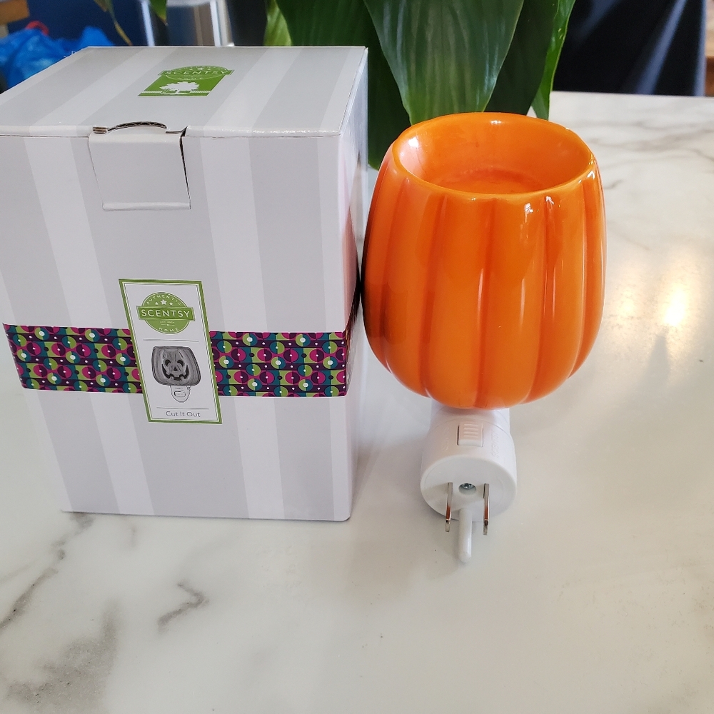 Cut it Out Scentsy Plugin Mini Warmer Pumpkin - Picture 4 of 14